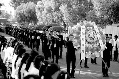護(hù)送陣亡將士遺骸的隊(duì)伍緩緩走入殤墓園。