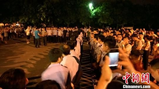 大批警力集中撤離現(xiàn)場(chǎng)。 王剛 攝