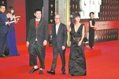 　　《勝利》劇組走紅毯，只可惜黃海波未能參加。