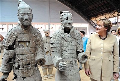 2010年7月17日，西安，默克爾參觀兵馬俑，慶祝生日。