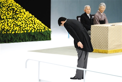 8月15日，日本東京舉行的“全國(guó)戰(zhàn)歿者追悼?jī)x式”上，日本首相安倍晉三向戰(zhàn)歿者鞠躬致意。