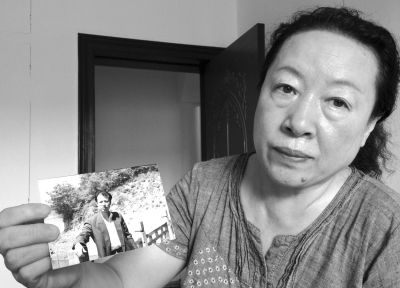 劉吉強(qiáng)的姐姐劉麗霞手持弟弟當(dāng)年的照片。劉吉強(qiáng)在給家人的書信中多次要求申冤，家人為此奔走了16年。京華