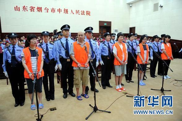 8月21日，被告人張帆、張立冬、呂迎春、張航、張巧聯(lián)到庭。法庭逐一核對(duì)被告人身份。