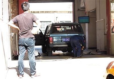 一家汽車(chē)檢測(cè)場(chǎng)正在檢測(cè)車(chē)輛。