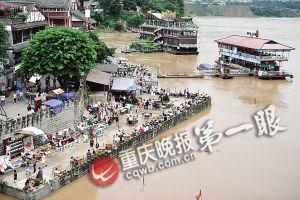 沙坪壩區(qū)磁器口，江水逼近休閑平臺(tái)。