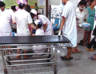 9月22日，在湖南省醴陵市第二醫(yī)院，爆炸事故傷員在接受救治（手機(jī)拍攝）。新華社發(fā)