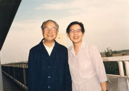 1987年成鈞中將和夫人周月茜在北京301醫(yī)院留影。