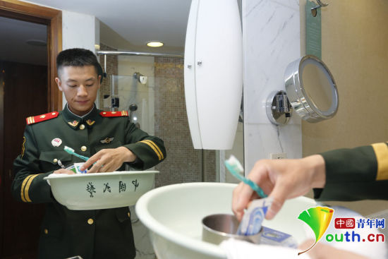 駐守APEC駐地中國大飯店的武警官兵將自己平時(shí)使用的臉盆、毛巾等帶到酒店房間。