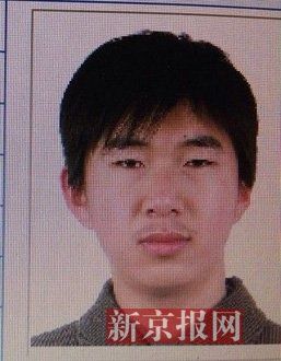 犯罪嫌疑人李小龍，27歲，唐山樂亭人。村干部說李小龍經(jīng)常把自己關(guān)在家里