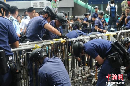 11月26日，香港法庭執(zhí)達(dá)主任在旺角彌敦道執(zhí)行禁制令，清除非法障礙物，后因受阻而要求警方協(xié)助執(zhí)行。