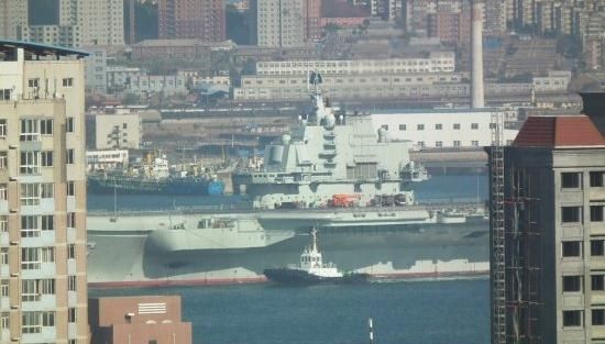 青島軍港周圍高樓林立，一睹遼寧號(hào)真容只需要一個(gè)好天氣（資料圖片）