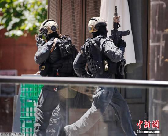 目前咖啡館已經(jīng)關(guān)閉，警方，包括全副武裝的特警隊(duì)已經(jīng)將咖啡館包圍。