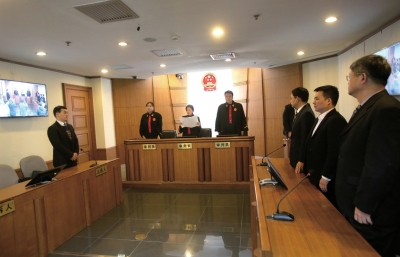 昨日，鄒恒甫及北大有關(guān)負責人并未到庭，圖為法官正在進行宣判。