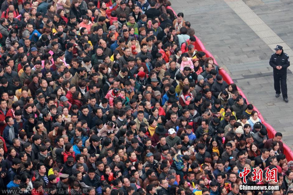 大年初五全國(guó)各地民眾燒香拜財(cái)神 大年初五全國(guó)各地民眾燒香拜財(cái)神