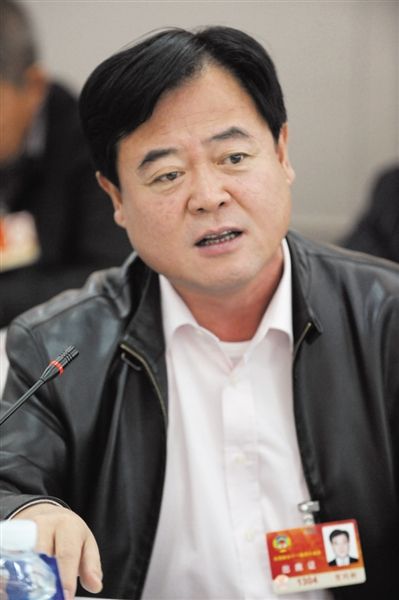 　政協(xié)委員、中國通用技術(shù)集團董事長賀同新稱，按照2014年的數(shù)字，他的薪水下降了近50%。圖/CFP