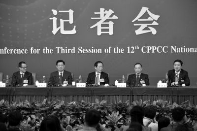 昨日，政協(xié)十二屆三次會議舉行記者會，五位嘉賓回答中外記者提問。京華時報記者王海欣攝
