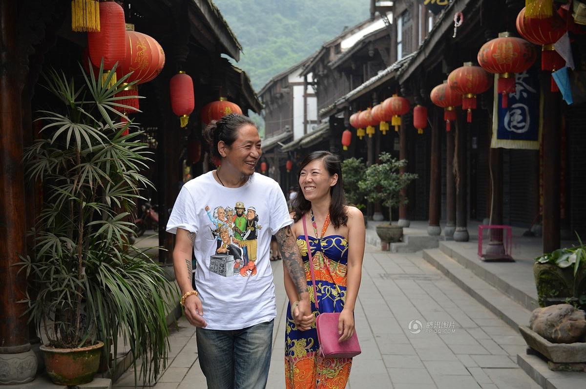 圖為7月20日，顧少強(qiáng)和老公于夫在成都街子古鎮(zhèn)，兩人剛于7月6日登記結(jié)婚。王勤/CFP