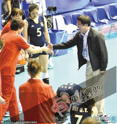 潘志琛(右)曾邀請(qǐng)郎平回歸。