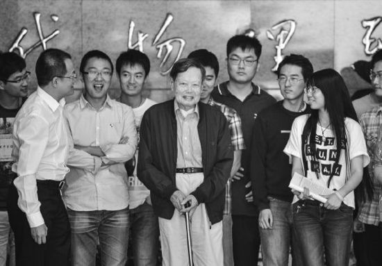 楊振寧與中國科大的同學合影。