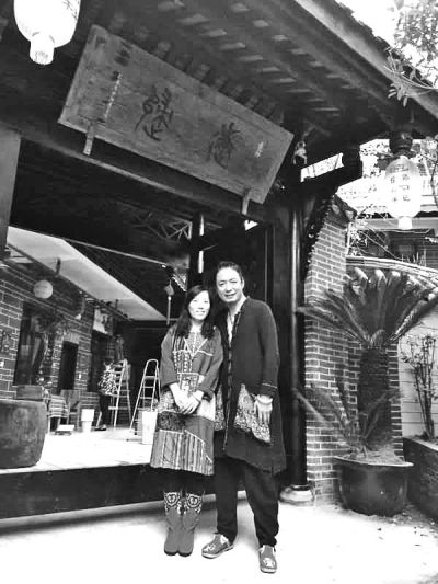 顧少強(qiáng)和丈夫在自己的客棧前合影,作為結(jié)婚照。照片由受訪者提供