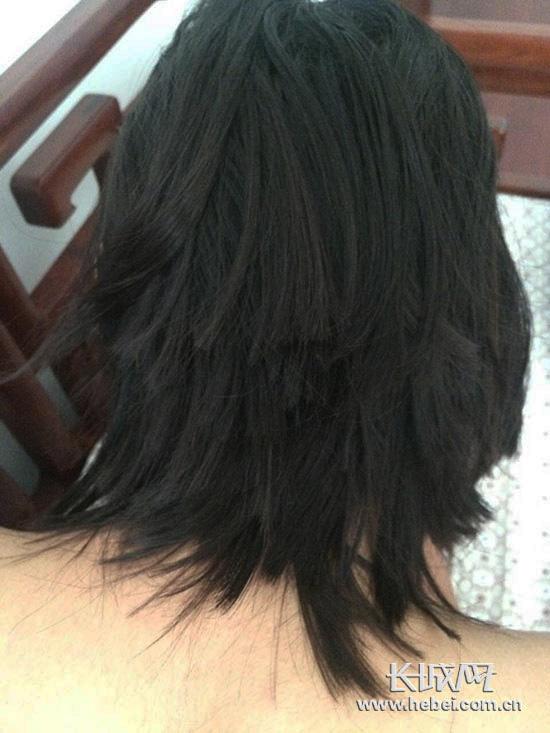 唐山市第六十二中學高一女生王某被老師剪得七零八碎的頭發(fā)。學生家長陳女士/供圖