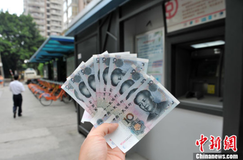“如果是千元左右的跨行轉(zhuǎn)賬，都會(huì)先充值到支付寶，然后再轉(zhuǎn)到相應(yīng)銀行賬戶中”，肩負(fù)3000多元月供的北京白領(lǐng)小李告訴中新網(wǎng)記者，這樣操作起來(lái)方便、省時(shí)，還免去下載好幾個(gè)銀行客戶端的麻煩。