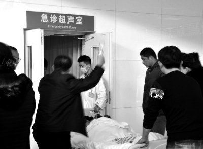在寧夏醫(yī)科大學(xué)總醫(yī)院，一名傷者被緊急送往超聲室檢查。