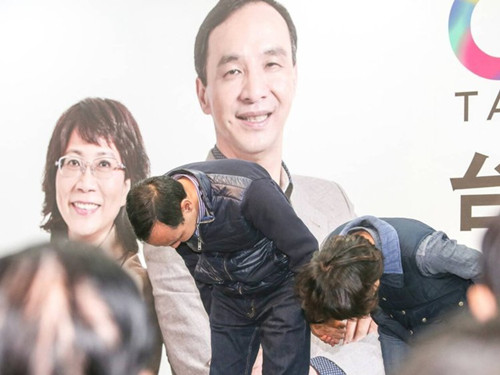 國民黨明天下午將召開臨時中常會，決定由誰擔任代理主席。圖為朱立倫與王如玄上午到競選總部，向支持自己競選的志工們一一致意，感謝他們的陪伴。圖片來源：臺灣《聯(lián)合報》