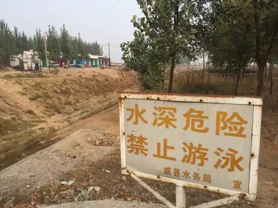 2015年10月20日，記者在河北省威縣看到，橋下河流早已干涸，除了土和石頭，什么都沒有。 新華社記者郭雅茹 攝