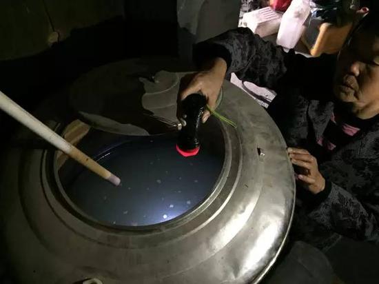 洞庭湖缺水，2015年11月，湖南省南縣石壩村肖喜福老人家中面臨的水質(zhì)型缺水難題。近20多年來，家里打了兩次深井，如圖所示，井水呈乳白色，鐵錳嚴重超標，無法飲用。新華社記者周楠攝