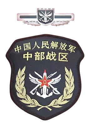 習近平將軍旗授予東部戰(zhàn)區(qū)司令員劉粵軍、政治委員鄭衛(wèi)平。