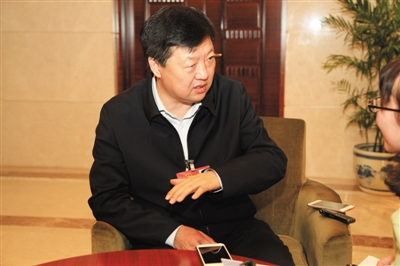 昨日下午，全國(guó)人大代表、哈爾濱市長(zhǎng)宋希斌在駐地接受新京報(bào)記者專訪。張磊 攝