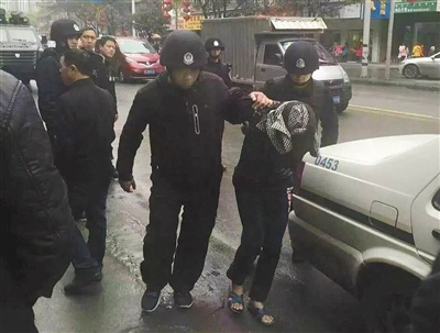 達州市警方押解剛被抓獲的犯罪嫌疑人褚思練（裹頭巾者）。 本組圖片/新華社