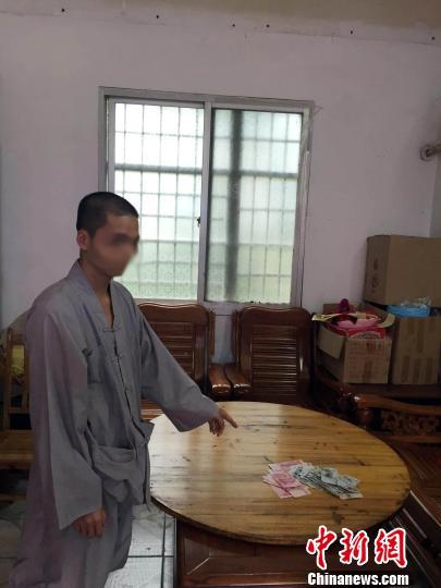 圖為涉嫌偷“功德錢”的和尚 杜小律攝 圖為涉嫌偷“功德錢”的和尚 杜小律攝