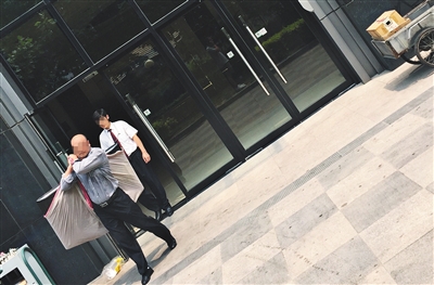 昨日11時許，新華聯(lián)國際公寓門口，一男子將電視等賭具轉(zhuǎn)移，后被警方控制
