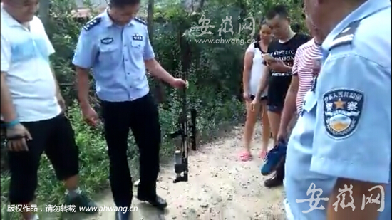 警方在案發(fā)地附近找到的槍支。