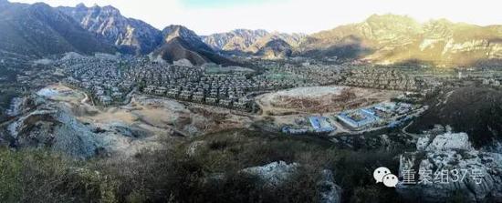 河北淶水“青青小鎮(zhèn)”1-6期全景圖，上百棟別墅組成的別墅群依山而建。部分山體被炸平，準(zhǔn)備建起聯(lián)排雙拼別墅。    新京報記者 大路 攝