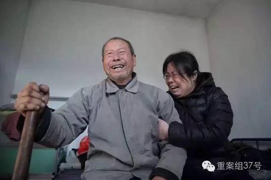 聶樹斌父親得知聶樹斌被判無罪消息后失聲痛哭。 新京報(bào)記者 彭子洋 攝