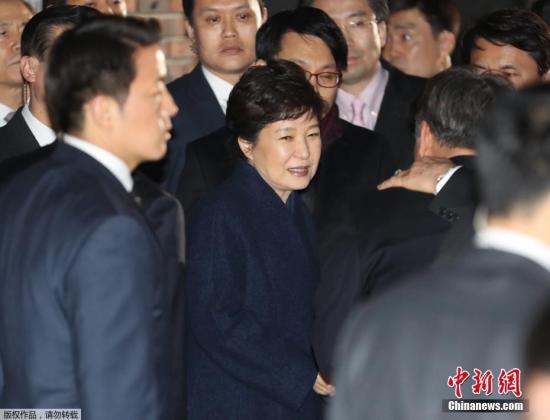 樸槿惠抵達私宅面帶微笑。