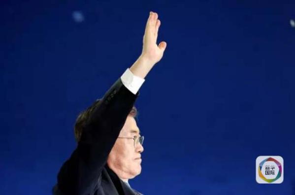 目前民調(diào)領(lǐng)先的共同民主黨候選人文在寅方面當(dāng)天上午表示，強(qiáng)行在星州部署“薩德”的做法“無視國民意愿和程序”，實(shí)際上切斷了下屆政府針對“薩德”相關(guān)政策的判斷余地。