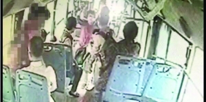 女司機(jī)路見(jiàn)不平一聲吼，小女孩方才脫身 視頻截圖