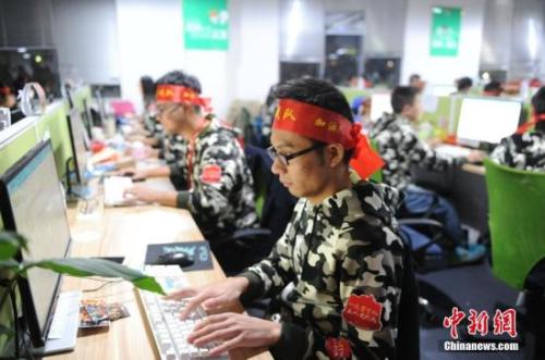 資料圖：安徽蕪湖某電商迎戰(zhàn)雙十一。中新社記者 張婭子 攝