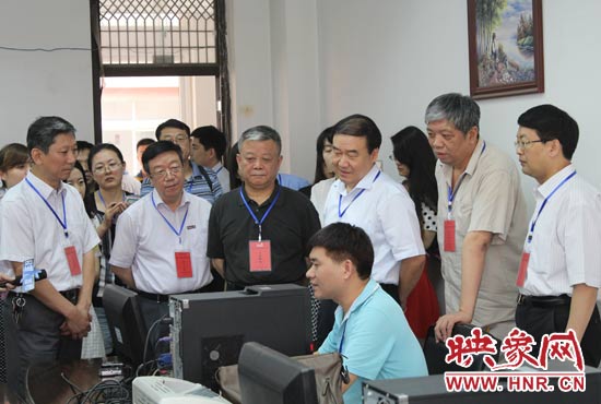 在評卷質(zhì)檢組,工作人員介紹說,今年有四級質(zhì)檢(即小組質(zhì)檢、題組質(zhì)檢、學(xué)科質(zhì)檢、省質(zhì)檢),確保嚴(yán)把質(zhì)量