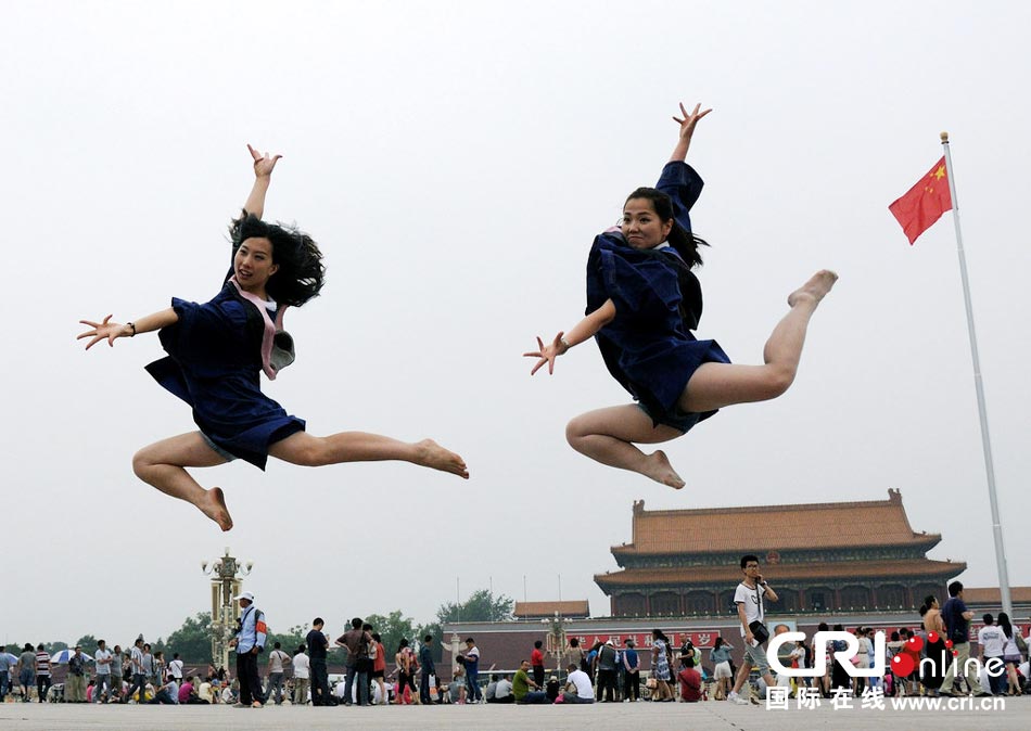 幾名打學生天安門廣場創(chuàng)意留影。圖片來源：金聞/CFP