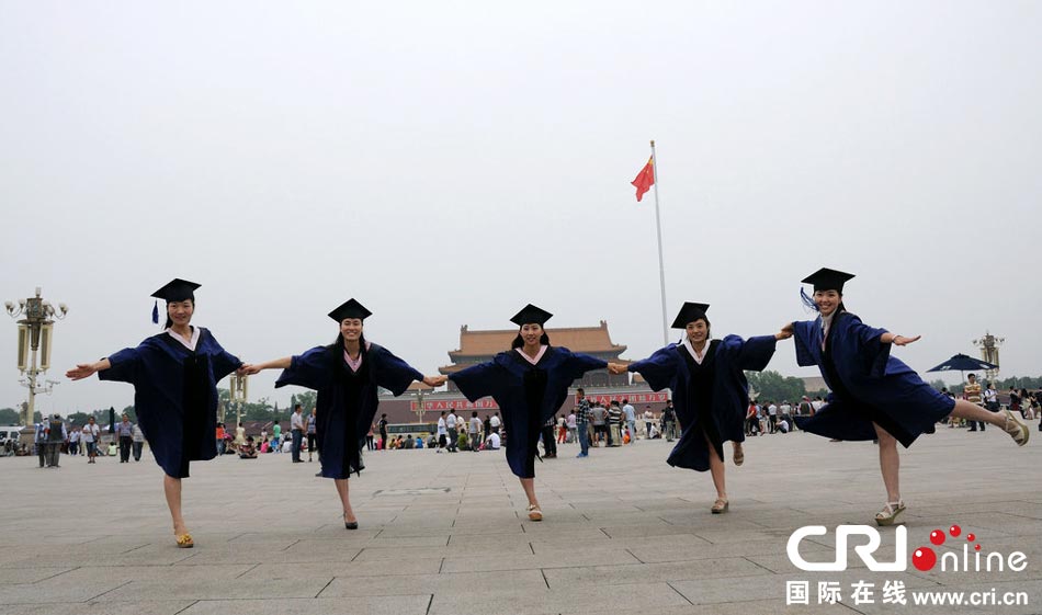 幾名打學生天安門廣場創(chuàng)意留影。圖片來源：金聞/CFP