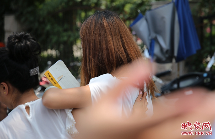 兩名看守?cái)偽坏呐⒁?jiàn)記者拍照離開(kāi)現(xiàn)場(chǎng)。