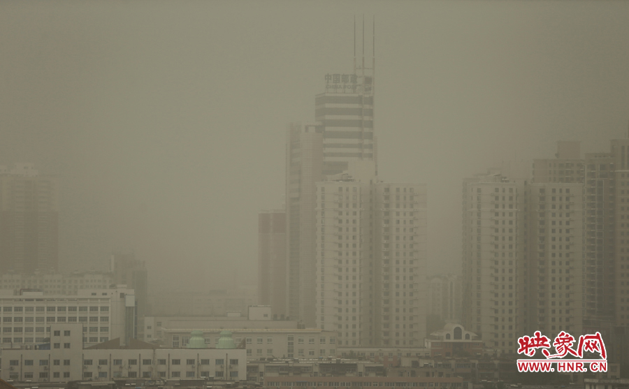 7月3日下午,鄭州遇強對流天氣,強風(fēng)伴有沙塵。