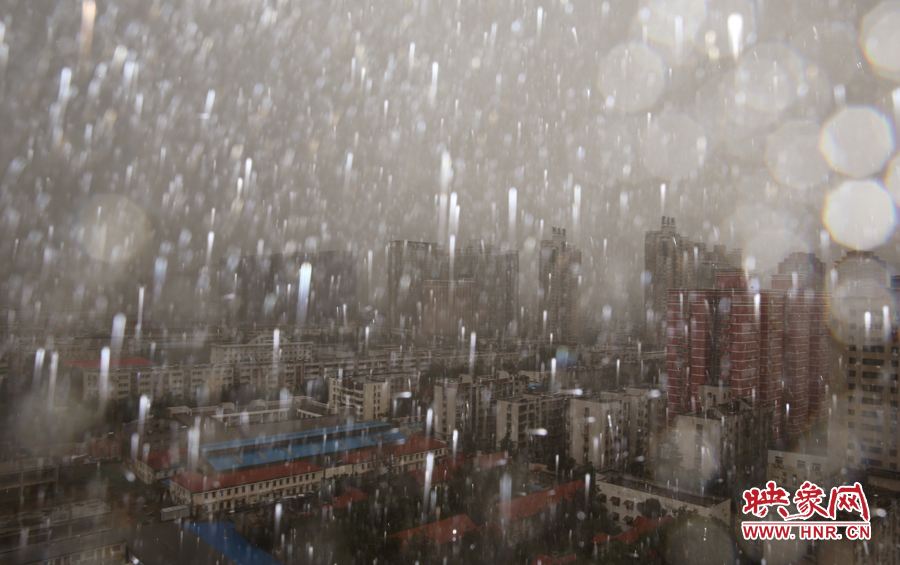 17時25分,鄭州強降雨,紫荊山附近的市民真切地感受到了什么叫大雨傾盆。