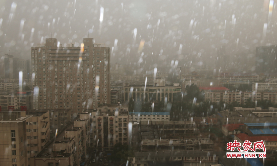 17時25分,鄭州強降雨,紫荊山附近的市民真切地感受到了什么叫大雨傾盆。