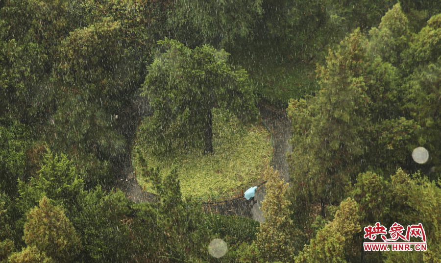 17時25分,鄭州強降雨,紫荊山附近的市民真切地感受到了什么叫大雨傾盆。
